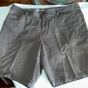 KAKI SHORTS